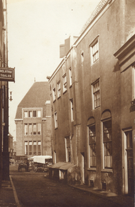 606055 Gezicht in de Kintgenshaven te Utrecht, vanaf de Slachtsteeg, met op de achtergrond de Neude.